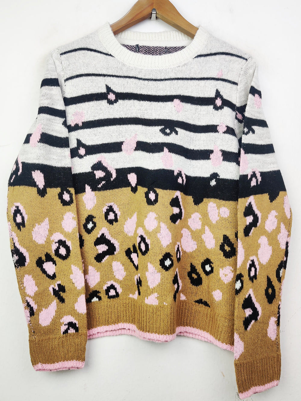 Buy online pre-used pre-loved 100% authentic & Original branded Unknown Brand (WT-4526) available in Pakistan. Top international brands avilable.