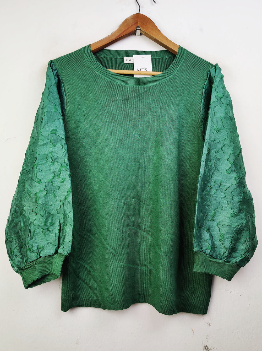 Buy online pre-used pre-loved 100% authentic & Original branded Gallery (WT-4692) available in Pakistan. Top international brands avilable.