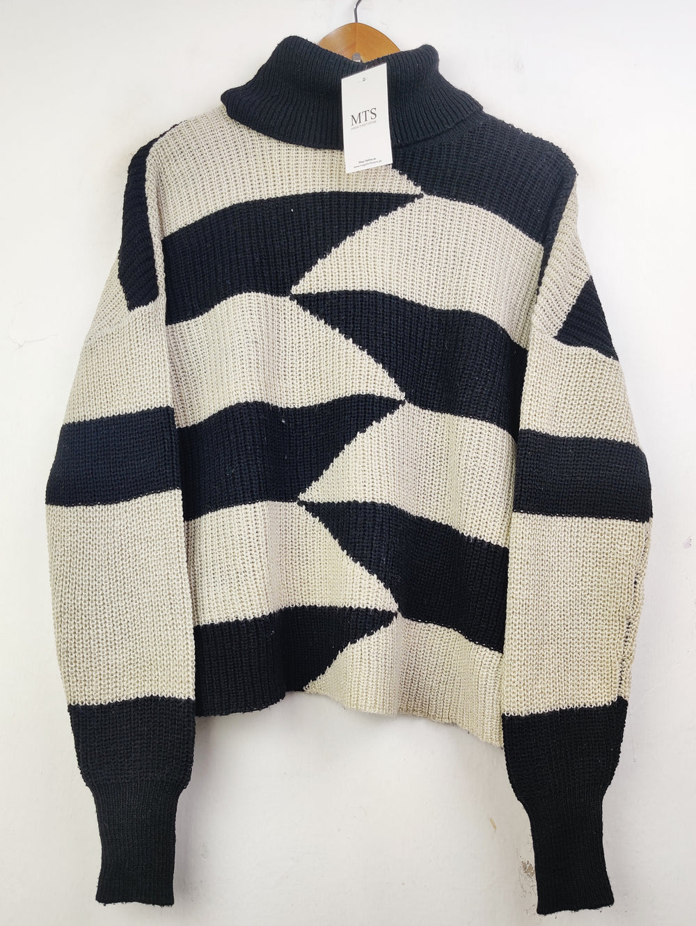 Buy online pre-used pre-loved 100% authentic & Original branded Only (WT-4845) available in Pakistan. Top international brands avilable.