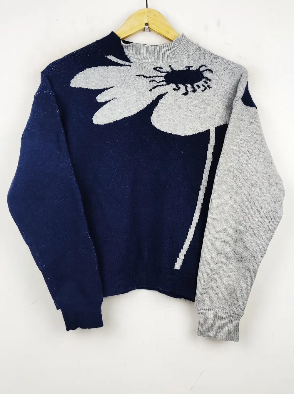 Buy online pre-used pre-loved 100% authentic & Original branded Unknown Brand (WT-5103) available in Pakistan. Top international brands avilable.