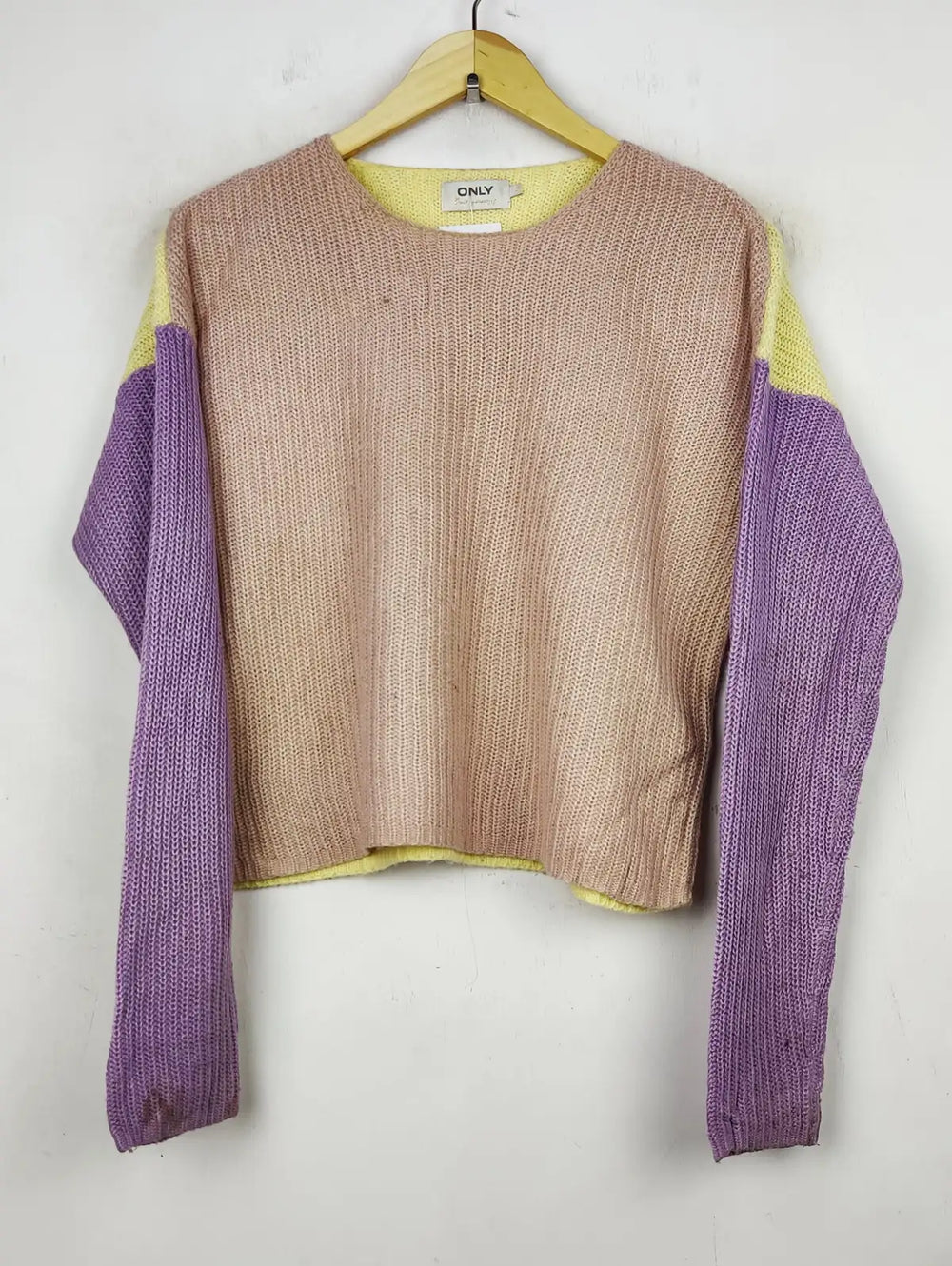 Buy online pre-used pre-loved 100% authentic & Original branded Only (WT-5792) available in Pakistan. Top international brands avilable.