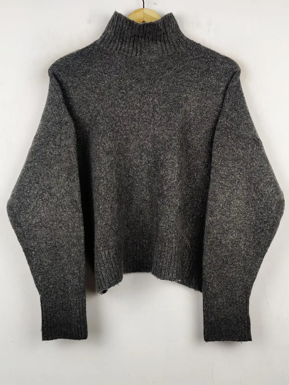 Buy online pre-used pre-loved 100% authentic & Original branded Zara (WT-5952) available in Pakistan. Top international brands avilable.