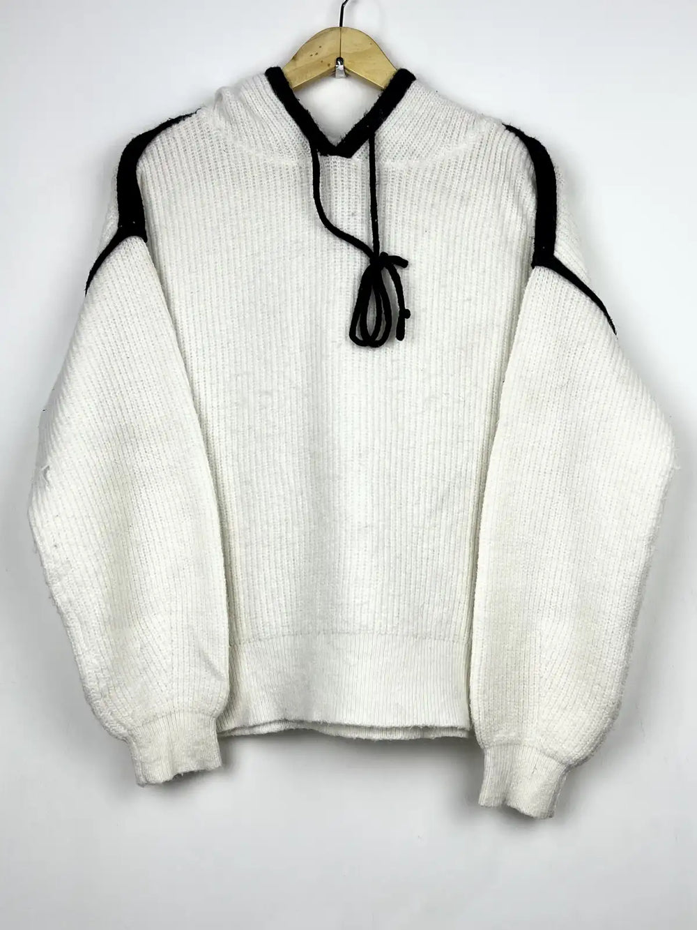 Buy online pre-used pre-loved 100% authentic & Original branded Lara (WT-6795) available in Pakistan. Top international brands avilable.