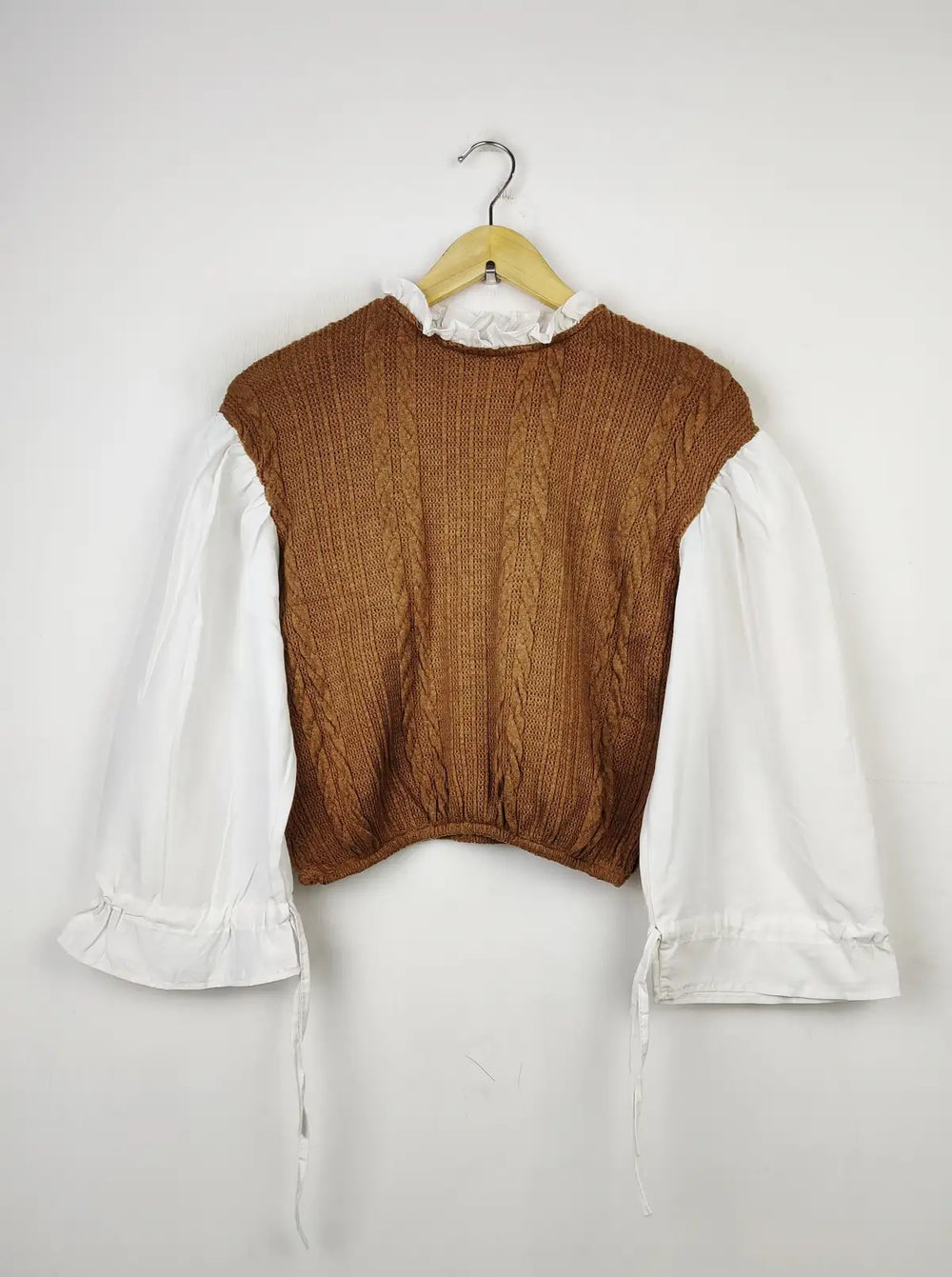 Buy online pre-used pre-loved 100% authentic & Original branded Topshow (WT-7725) available in Pakistan. Top international brands avilable.