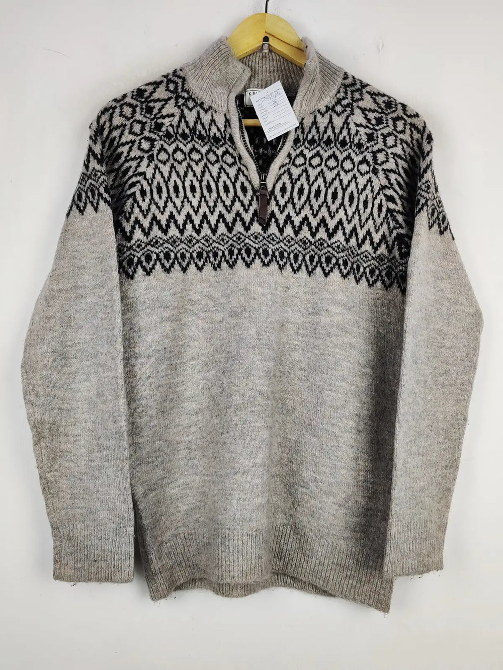 Buy online pre-used pre-loved 100% authentic & Original branded Knit Wear (WT-9965) available in Pakistan. Top international brands avilable.