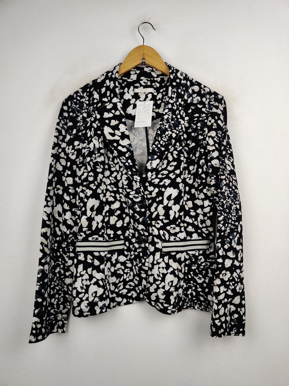 Buy online pre-used pre-loved 100% authentic & Original branded Vera (BC-1157) available in Pakistan. Top international brands avilable.