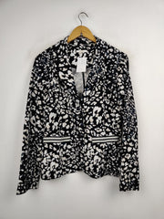 Buy online pre-used pre-loved 100% authentic & Original branded Vera (BC-1157) available in Pakistan. Top international brands avilable.