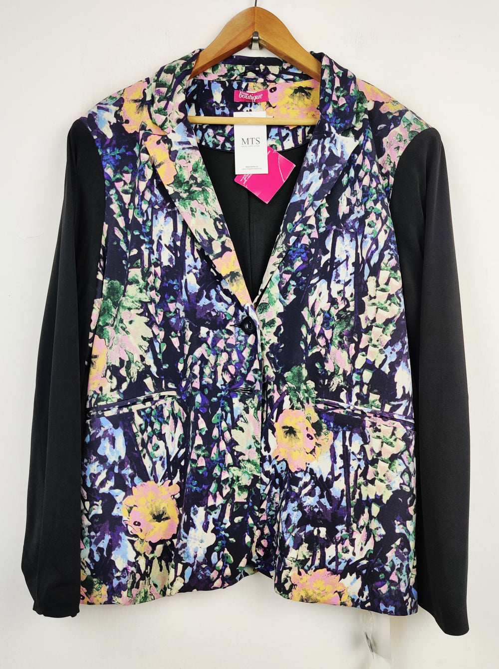 Buy online pre-used pre-loved 100% authentic & Original branded Boulique (BC-1382) available in Pakistan. Top international brands avilable.