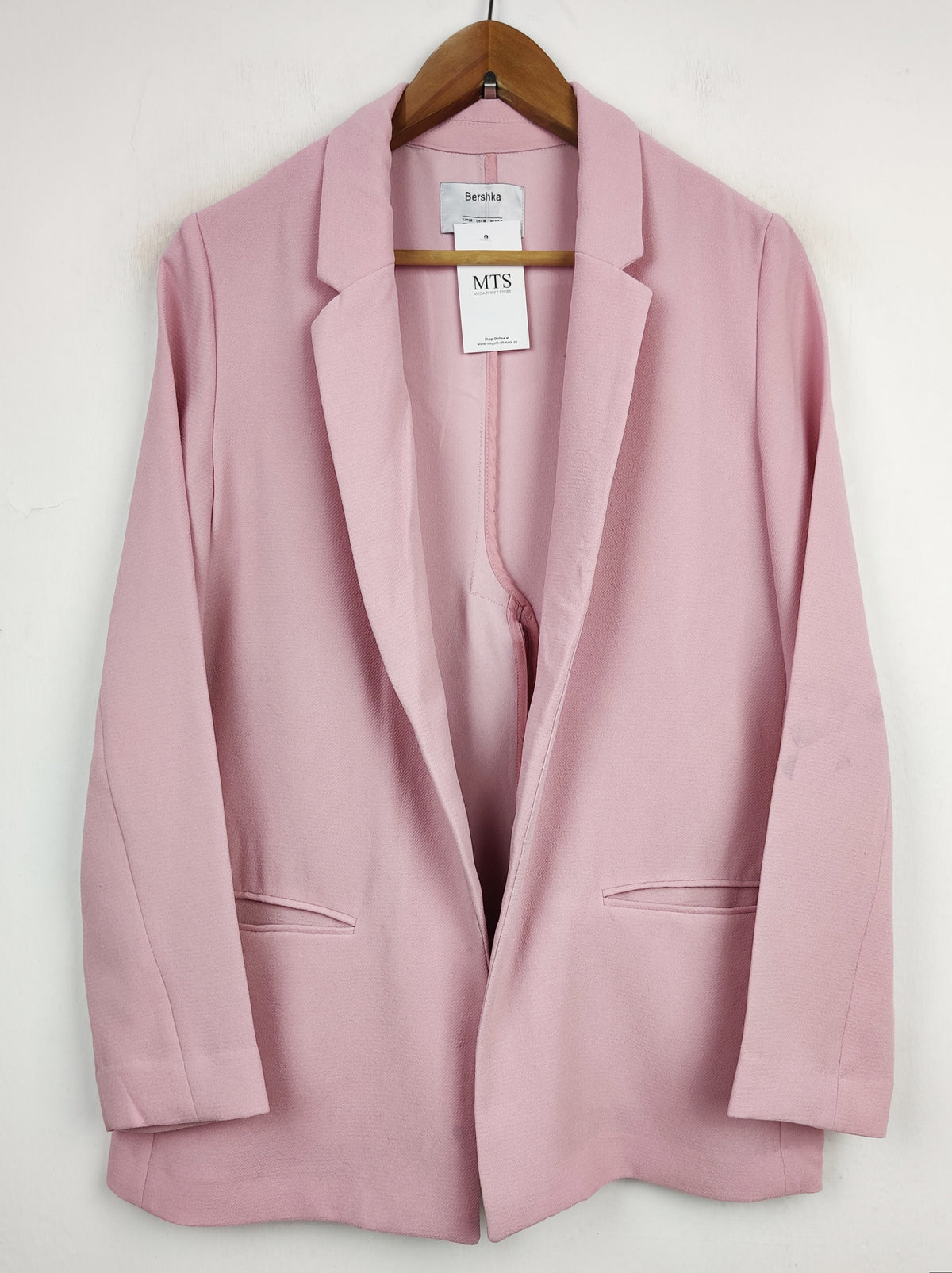 Buy online pre-used pre-loved 100% authentic & Original branded Bershka (BC-1386) available in Pakistan. Top international brands avilable.