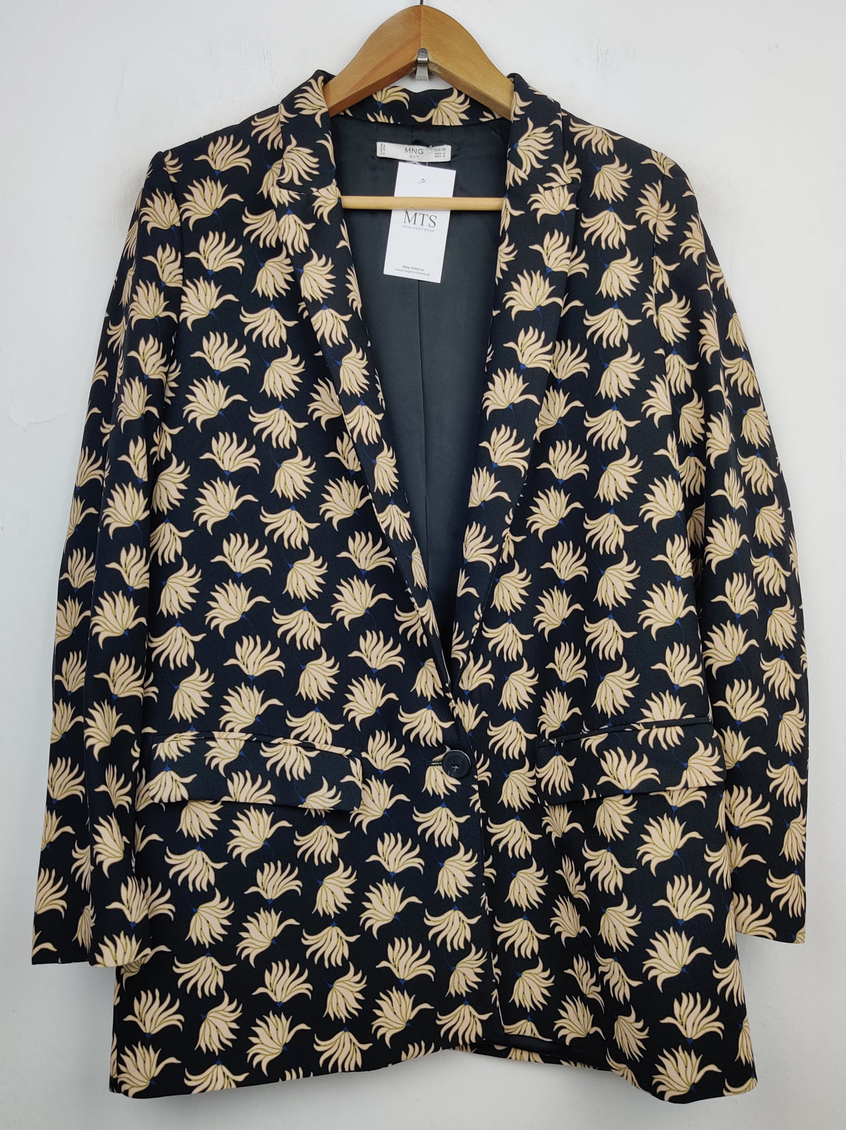 Buy online pre-used pre-loved 100% authentic & Original branded Mango (BC-1538) available in Pakistan. Top international brands avilable.