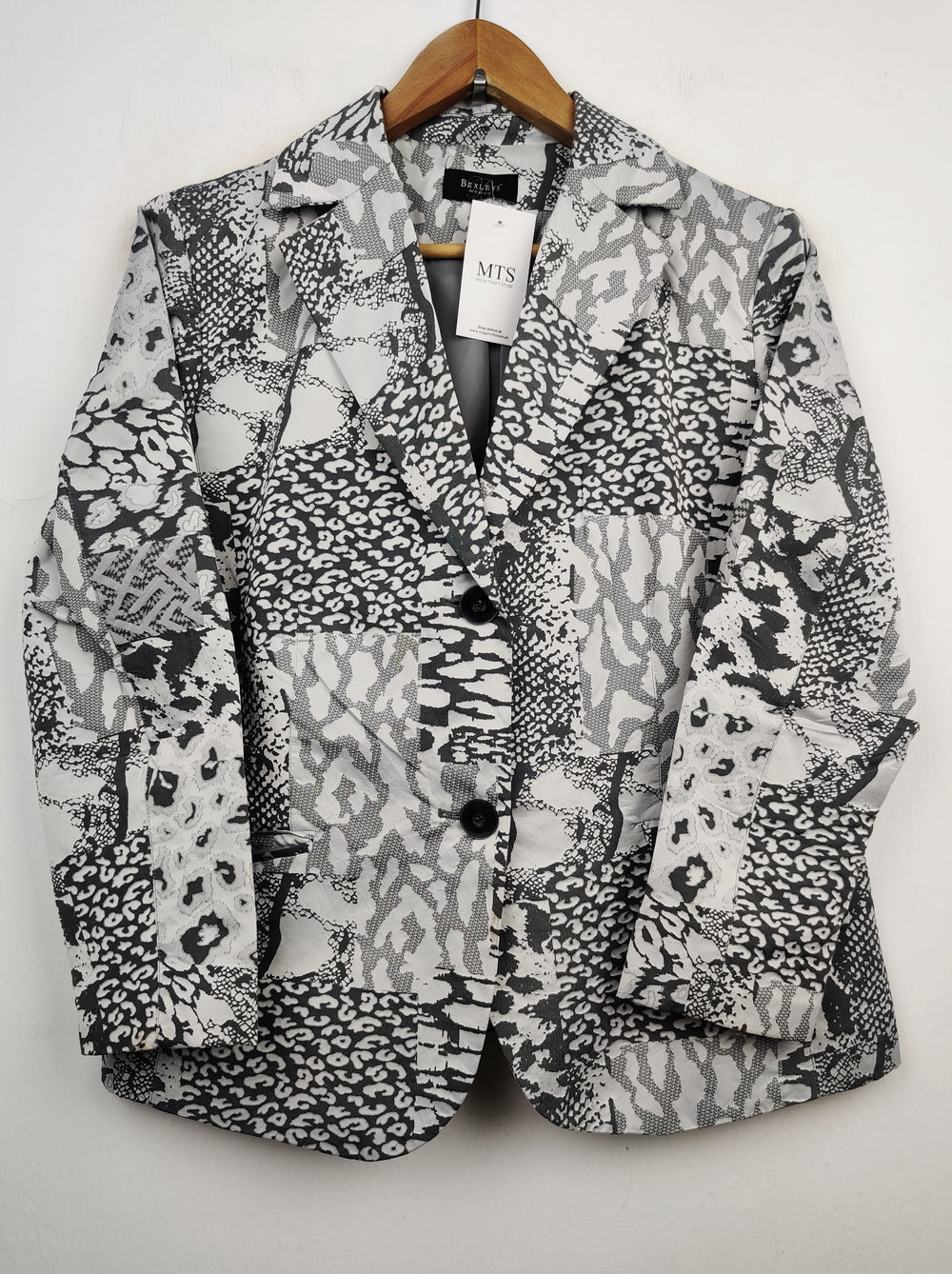 Buy online pre-used pre-loved 100% authentic & Original branded Bexleys (BC-1541) available in Pakistan. Top international brands avilable.