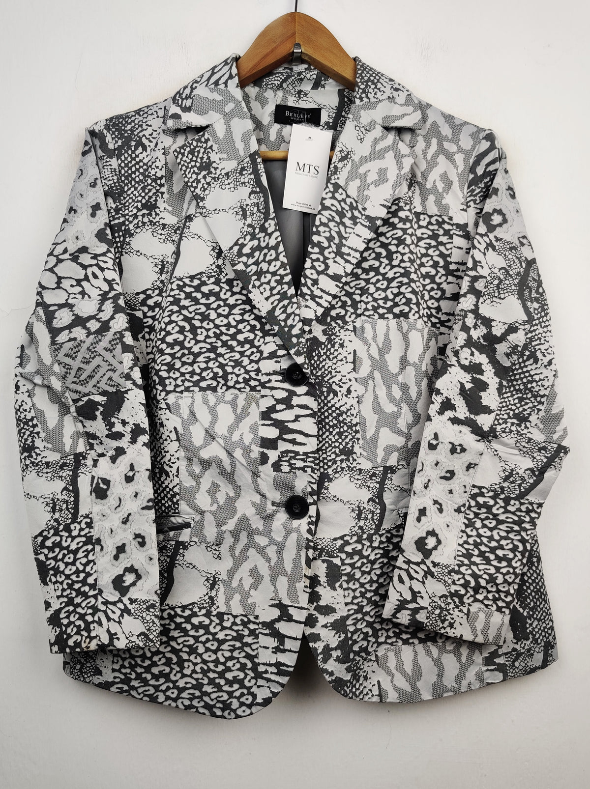 Buy online pre-used pre-loved 100% authentic & Original branded Bexleys (BC-1541) available in Pakistan. Top international brands avilable.