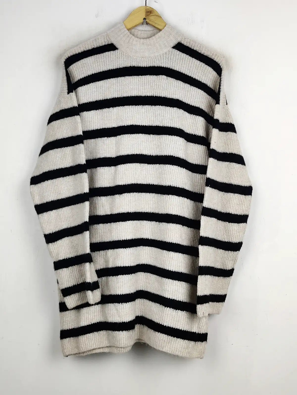 Buy online pre-used pre-loved 100% authentic & Original branded H&M (BD-01) available in Pakistan. Top international brands avilable.