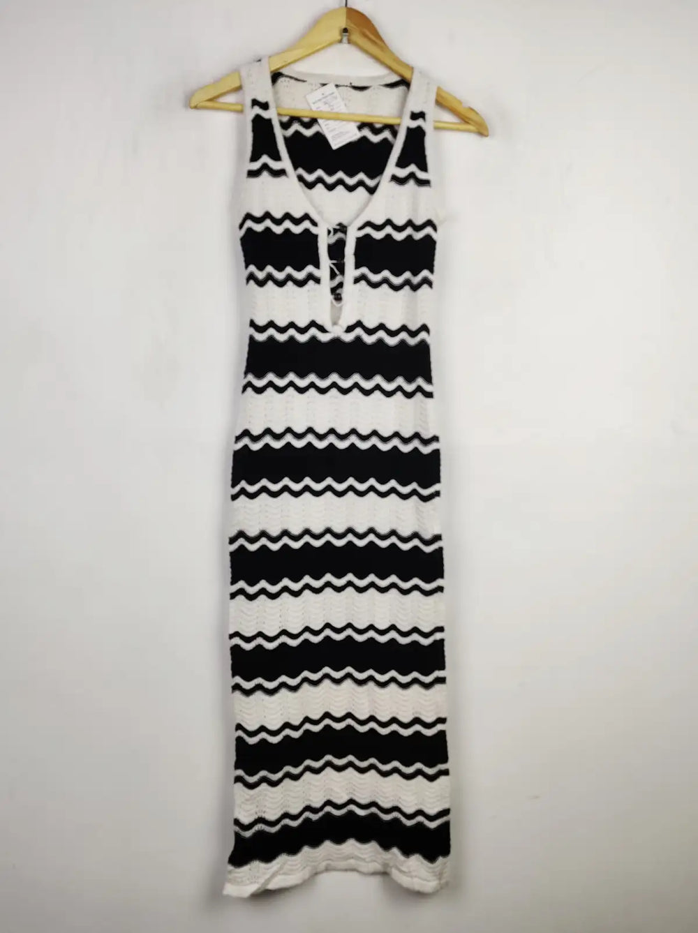 Buy online pre-used pre-loved 100% authentic & Original branded Unknown Brand (BD-1196) available in Pakistan. Top international brands avilable.