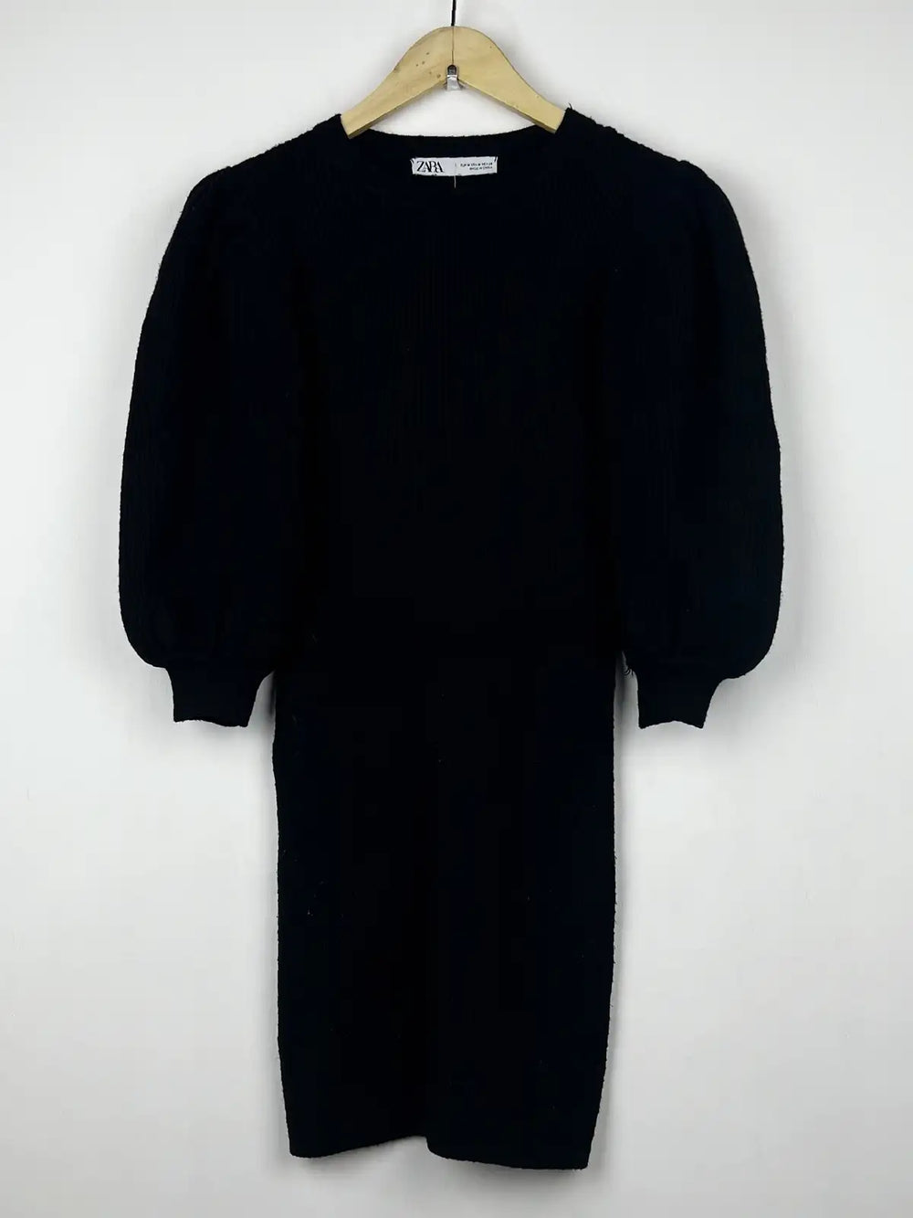 Buy online pre-used pre-loved 100% authentic & Original branded Zara (BD-144) available in Pakistan. Top international brands avilable.