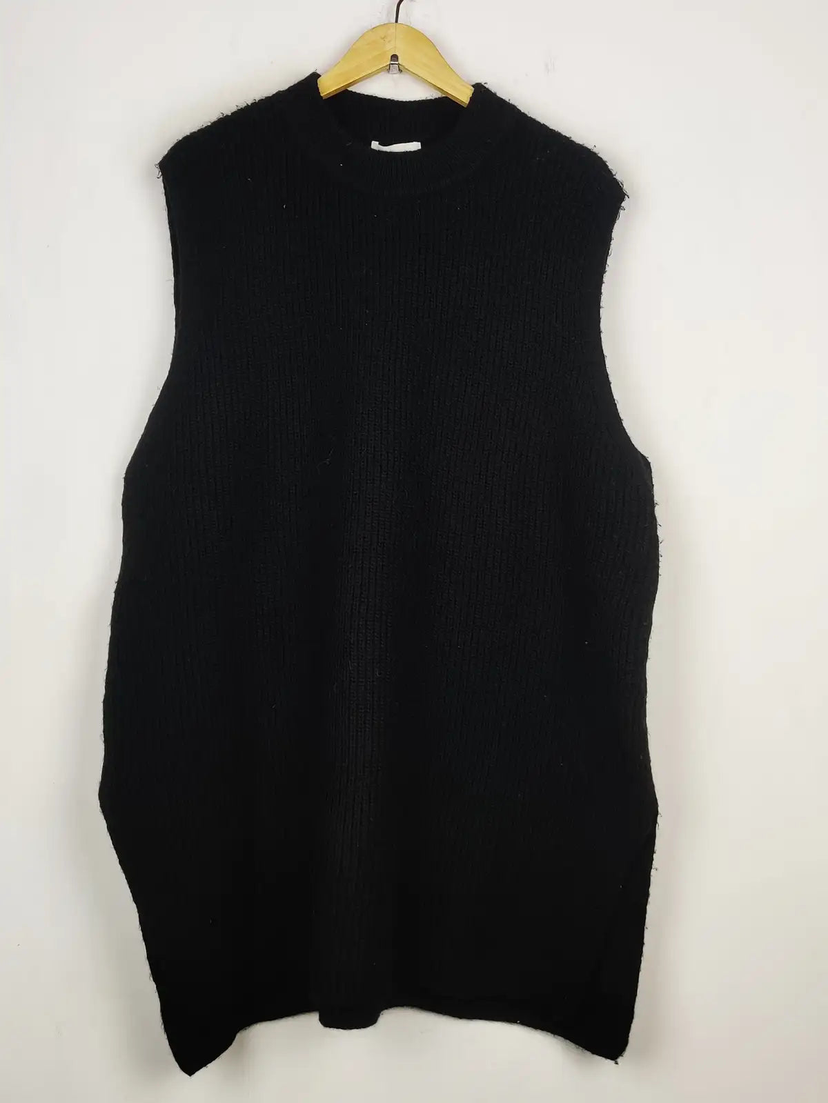 Buy online pre-used pre-loved 100% authentic & Original branded H&M (BD-1596) available in Pakistan. Top international brands avilable.