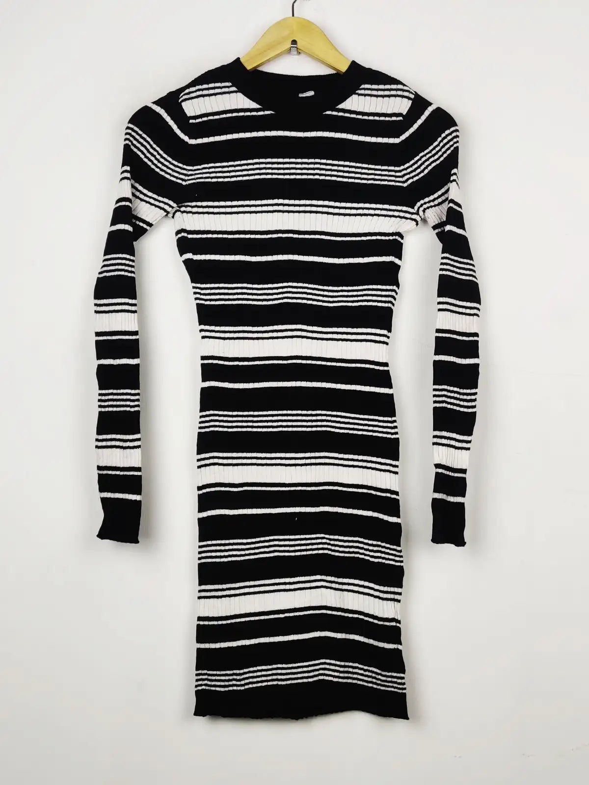 Buy online pre-used pre-loved 100% authentic & Original branded H&M (BD-241) available in Pakistan. Top international brands avilable.