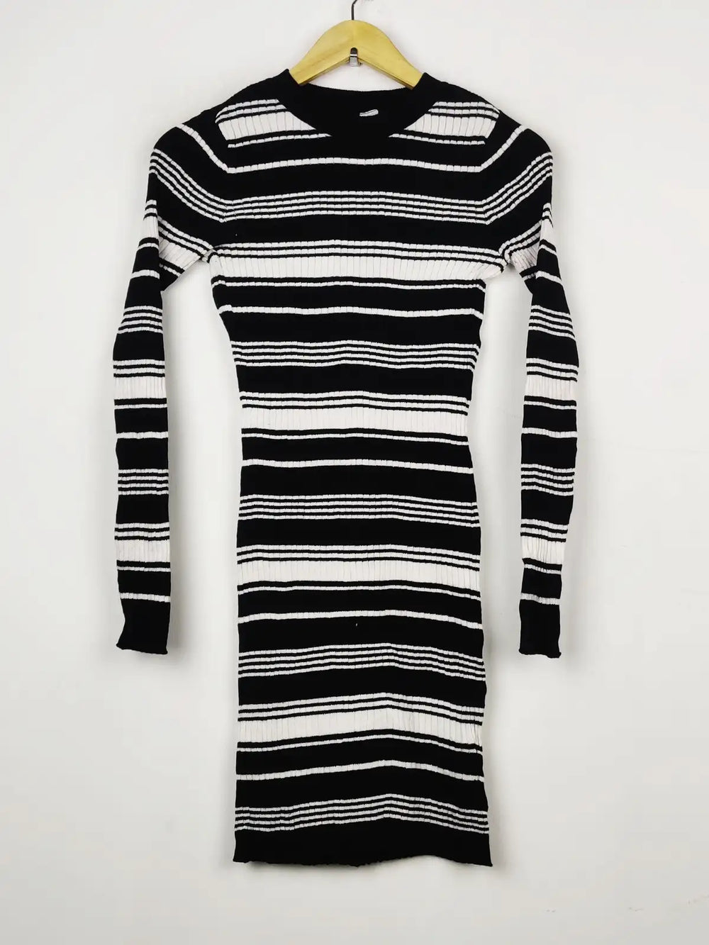 Buy online pre-used pre-loved 100% authentic & Original branded H&M (BD-241) available in Pakistan. Top international brands avilable.