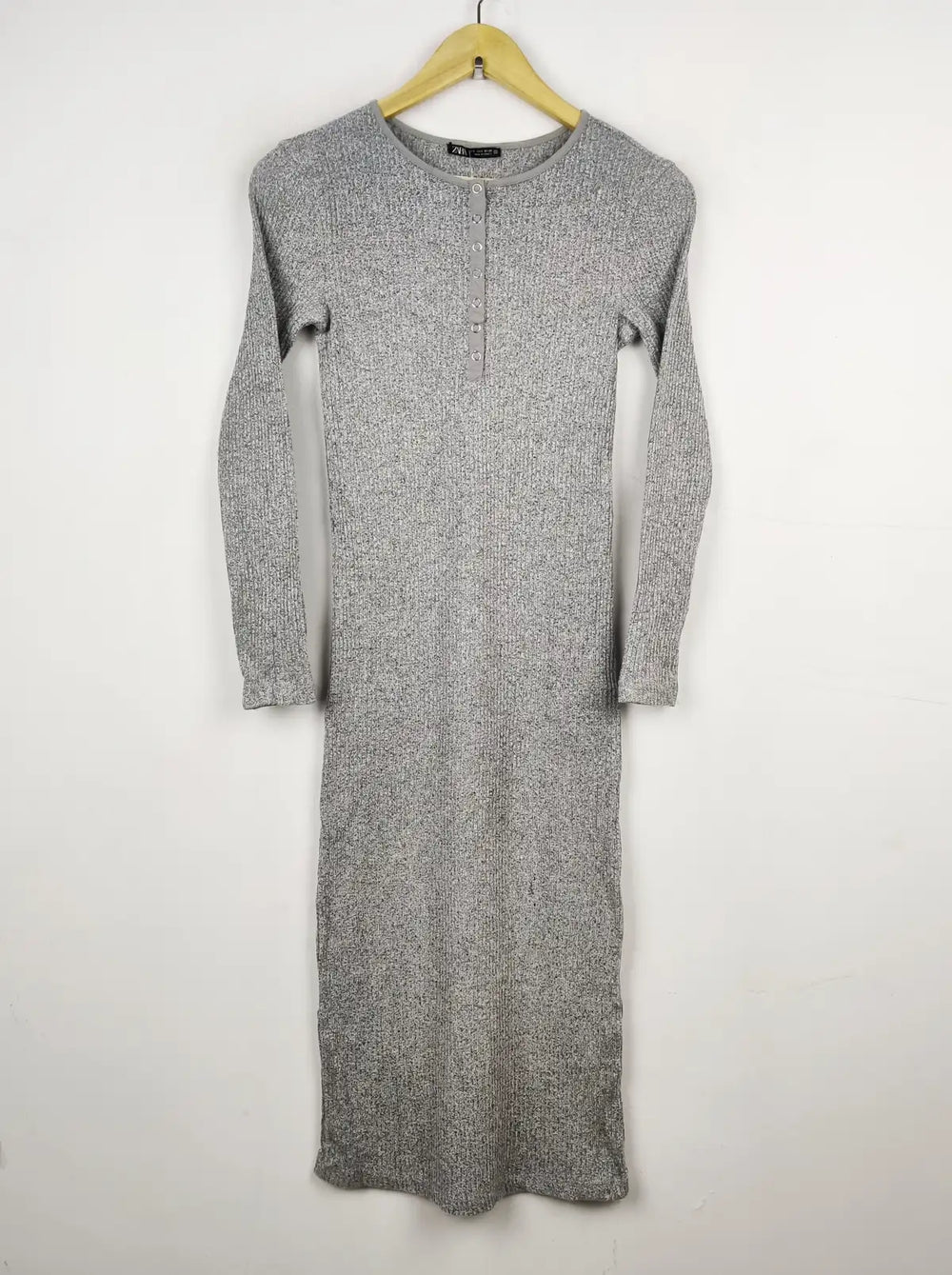 Buy online pre-used pre-loved 100% authentic & Original branded Zara (BD-307) available in Pakistan. Top international brands avilable.