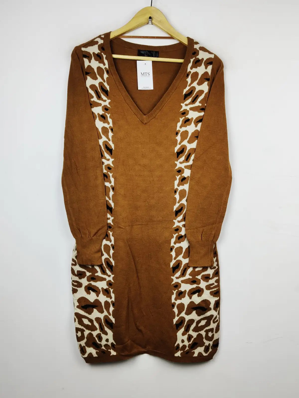 Buy online pre-used pre-loved 100% authentic & Original branded Unknown Brand (BD-471) available in Pakistan. Top international brands avilable.