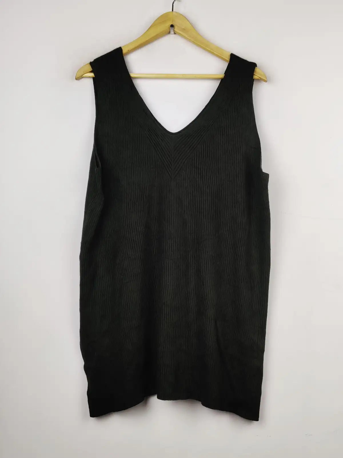 Buy online pre-used pre-loved 100% authentic & Original branded Unknown Brand (BD-472) available in Pakistan. Top international brands avilable.