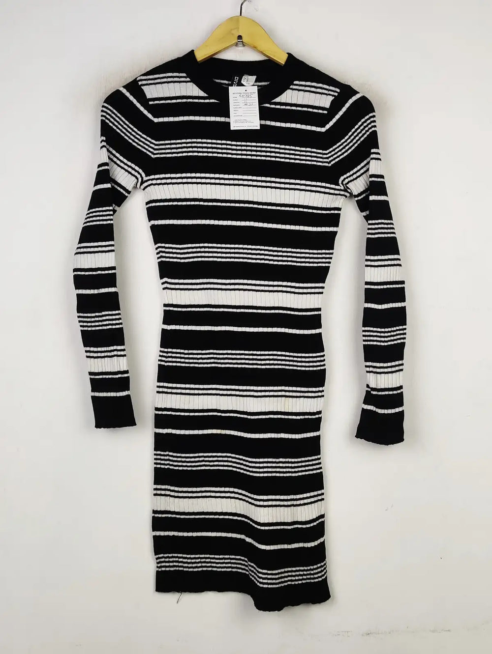 Buy online pre-used pre-loved 100% authentic & Original branded Selected (BD-734) available in Pakistan. Top international brands avilable.