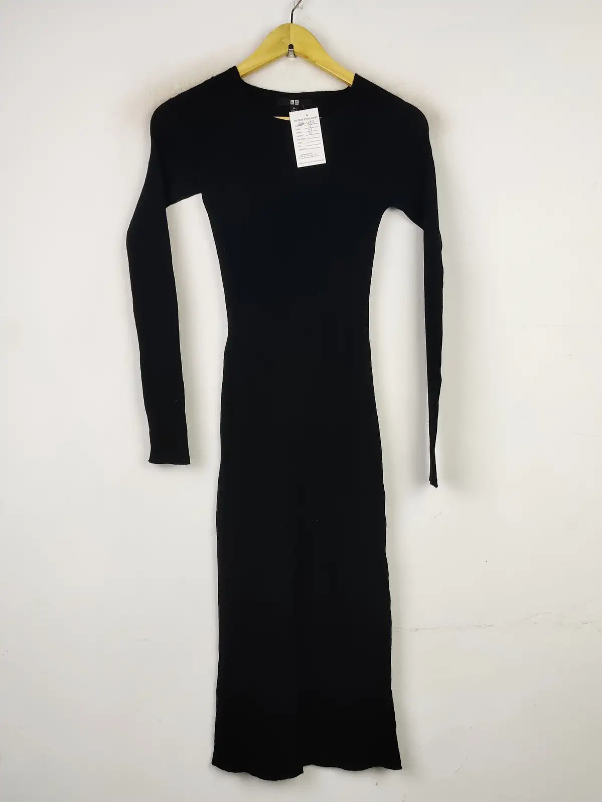 Buy online pre-used pre-loved 100% authentic & Original branded Uniqlo (BD-758) available in Pakistan. Top international brands avilable.