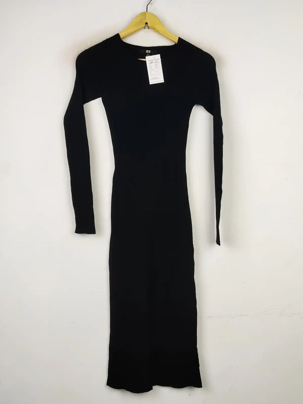 Buy online pre-used pre-loved 100% authentic & Original branded Uniqlo (BD-758) available in Pakistan. Top international brands avilable.