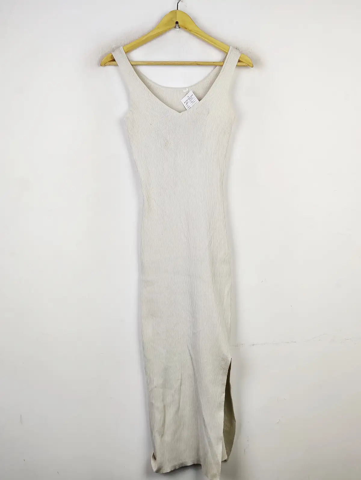 Buy online pre-used pre-loved 100% authentic & Original branded Unknown Brand (BD-883) available in Pakistan. Top international brands avilable.