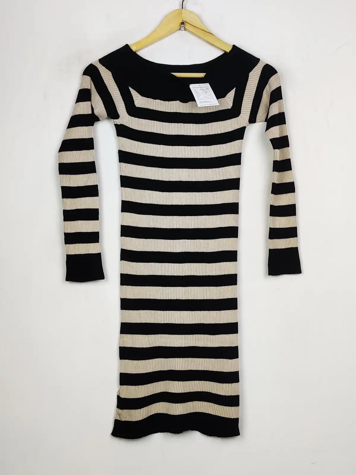 Buy online pre-used pre-loved 100% authentic & Original branded Mis Selfridge (BD-985) available in Pakistan. Top international brands avilable.