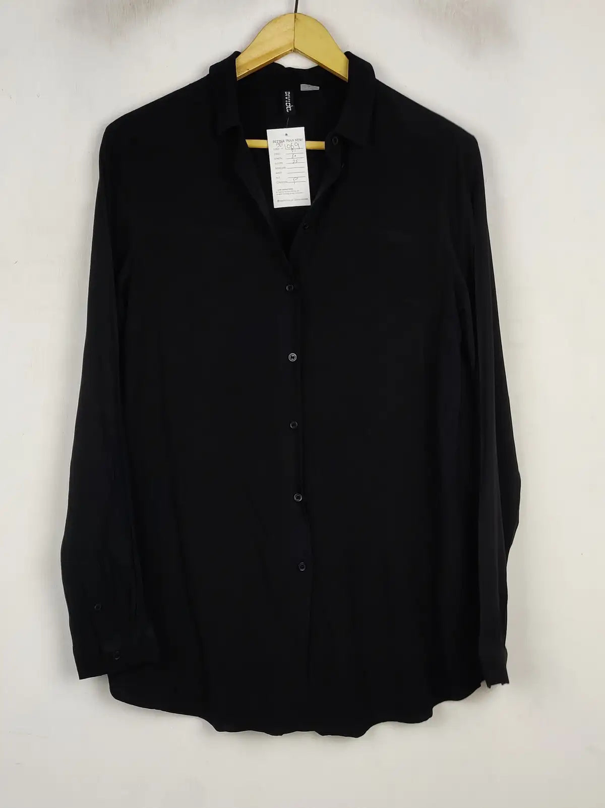 Buy online pre-used pre-loved 100% authentic & Original branded H&M (BDT-1069) available in Pakistan. Top international brands avilable.