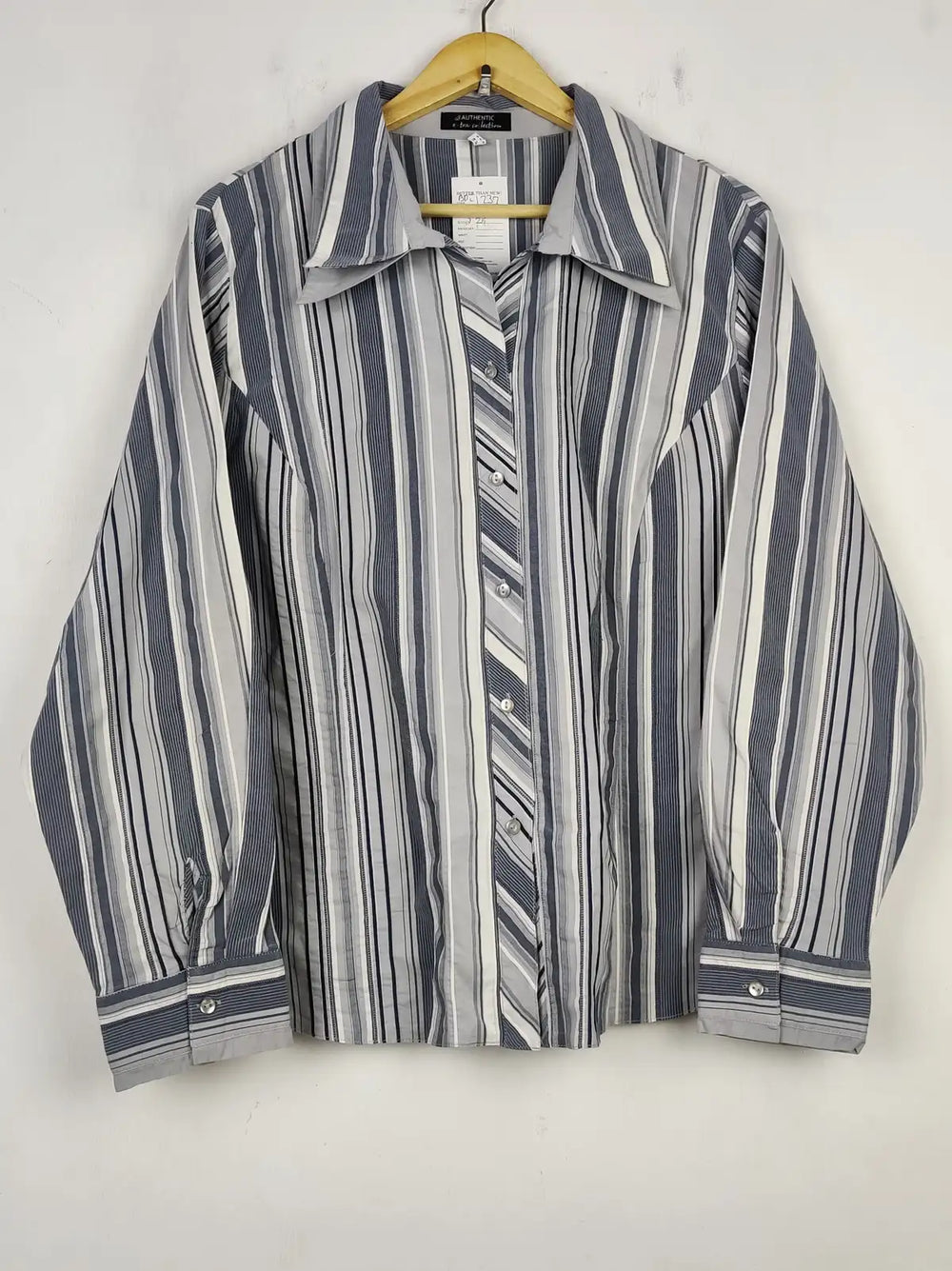 Buy online pre-used pre-loved 100% authentic & Original branded Authentic (BDT-1237) available in Pakistan. Top international brands avilable.