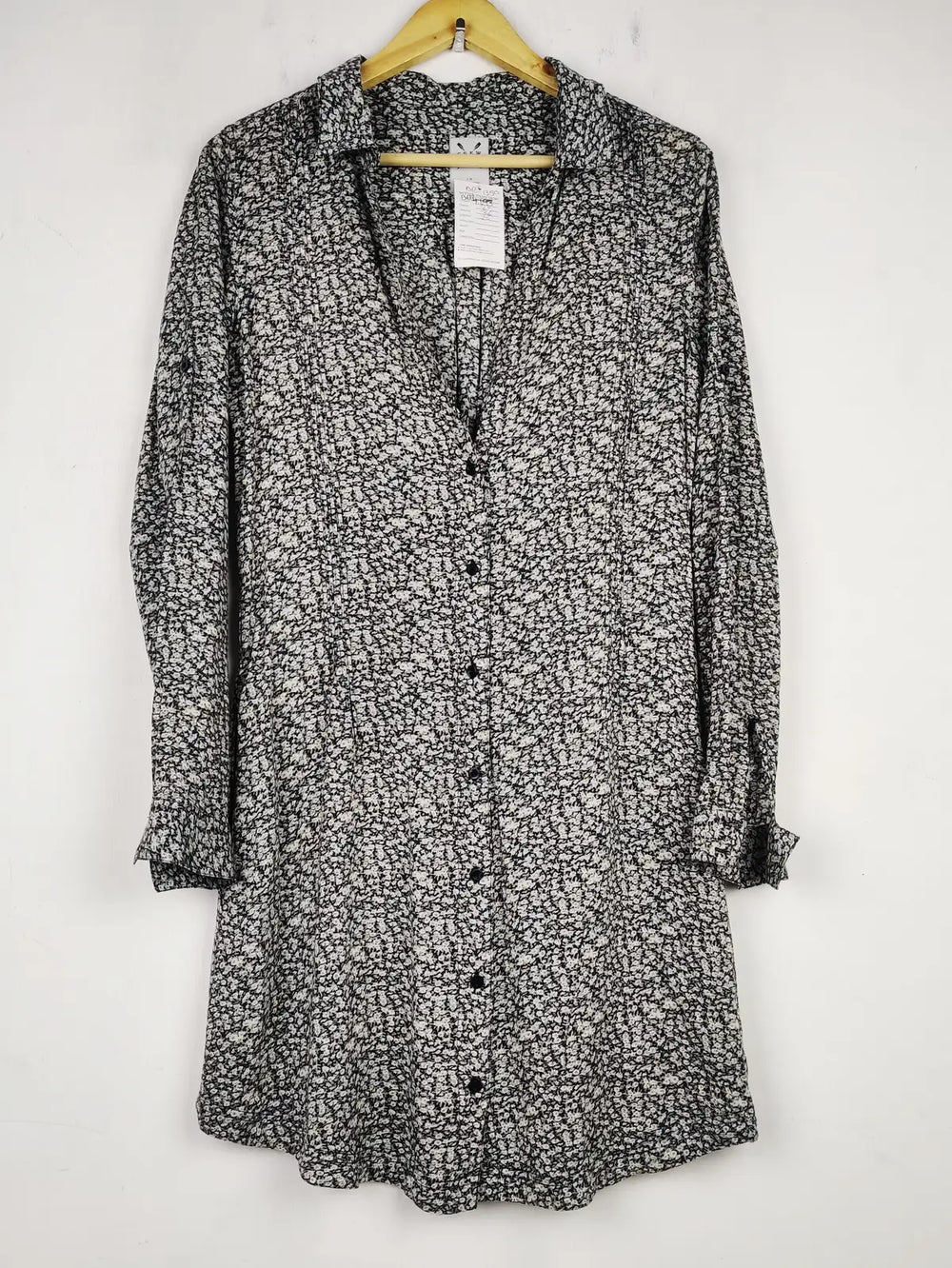 Buy online pre-used pre-loved 100% authentic & Original branded Crew Clothing (BDT-1350) available in Pakistan. Top international brands avilable.