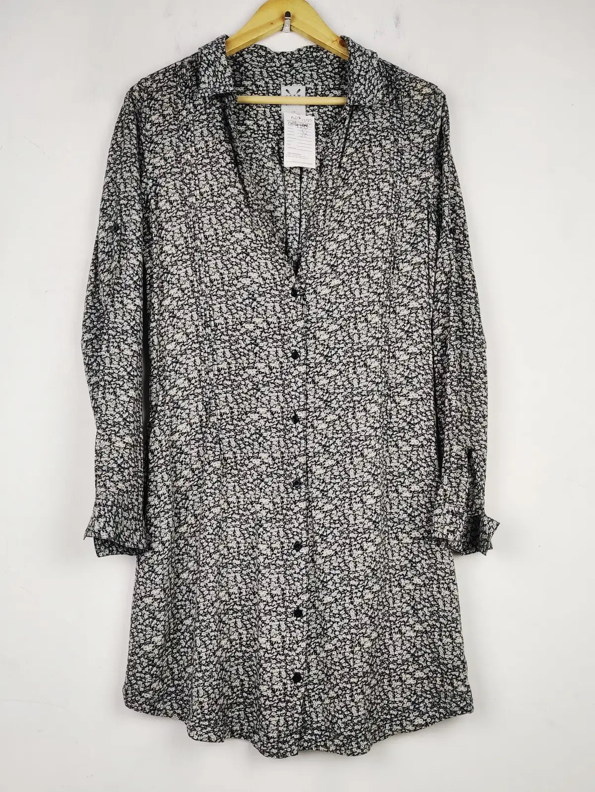 Buy online pre-used pre-loved 100% authentic & Original branded Crew Clothing (BDT-1350) available in Pakistan. Top international brands avilable.