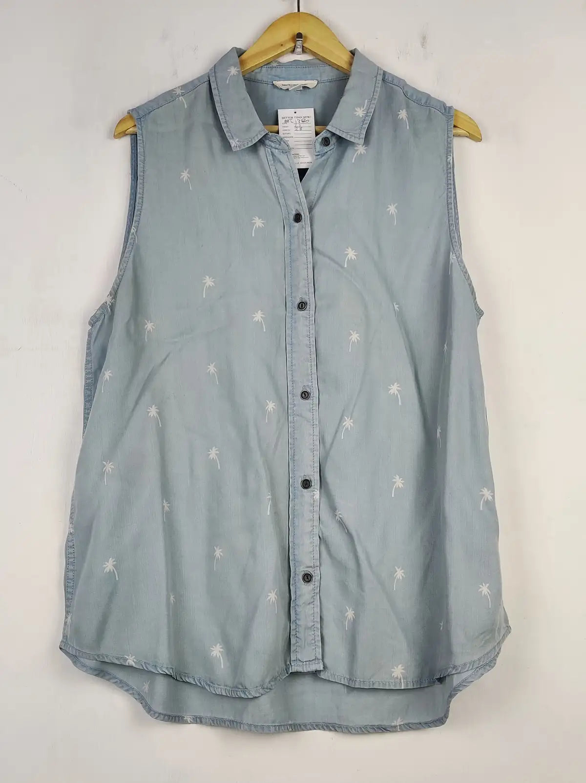 Buy online pre-used pre-loved 100% authentic & Original branded Beach Unchourge (BDT-1380) available in Pakistan. Top international brands avilable.