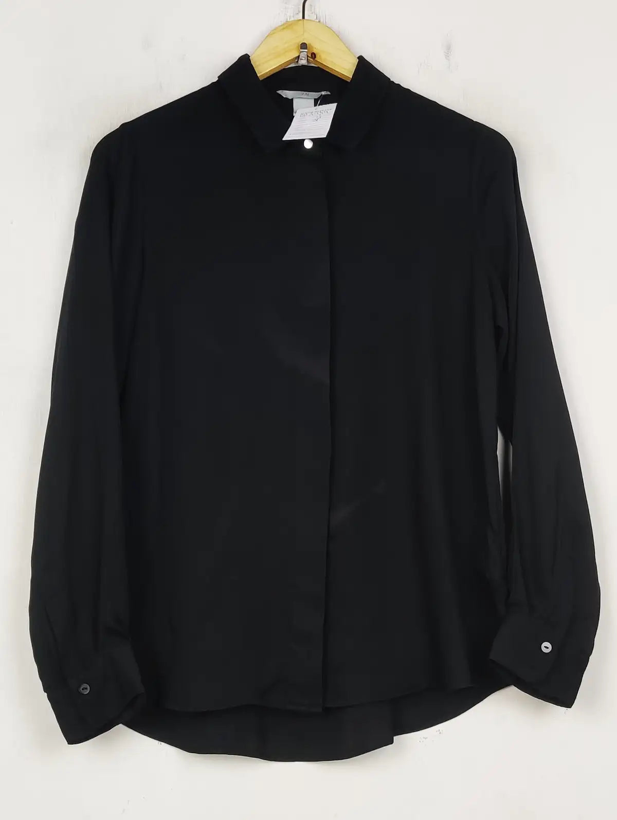 Buy online pre-used pre-loved 100% authentic & Original branded H&M (BDT-1949) available in Pakistan. Top international brands avilable.
