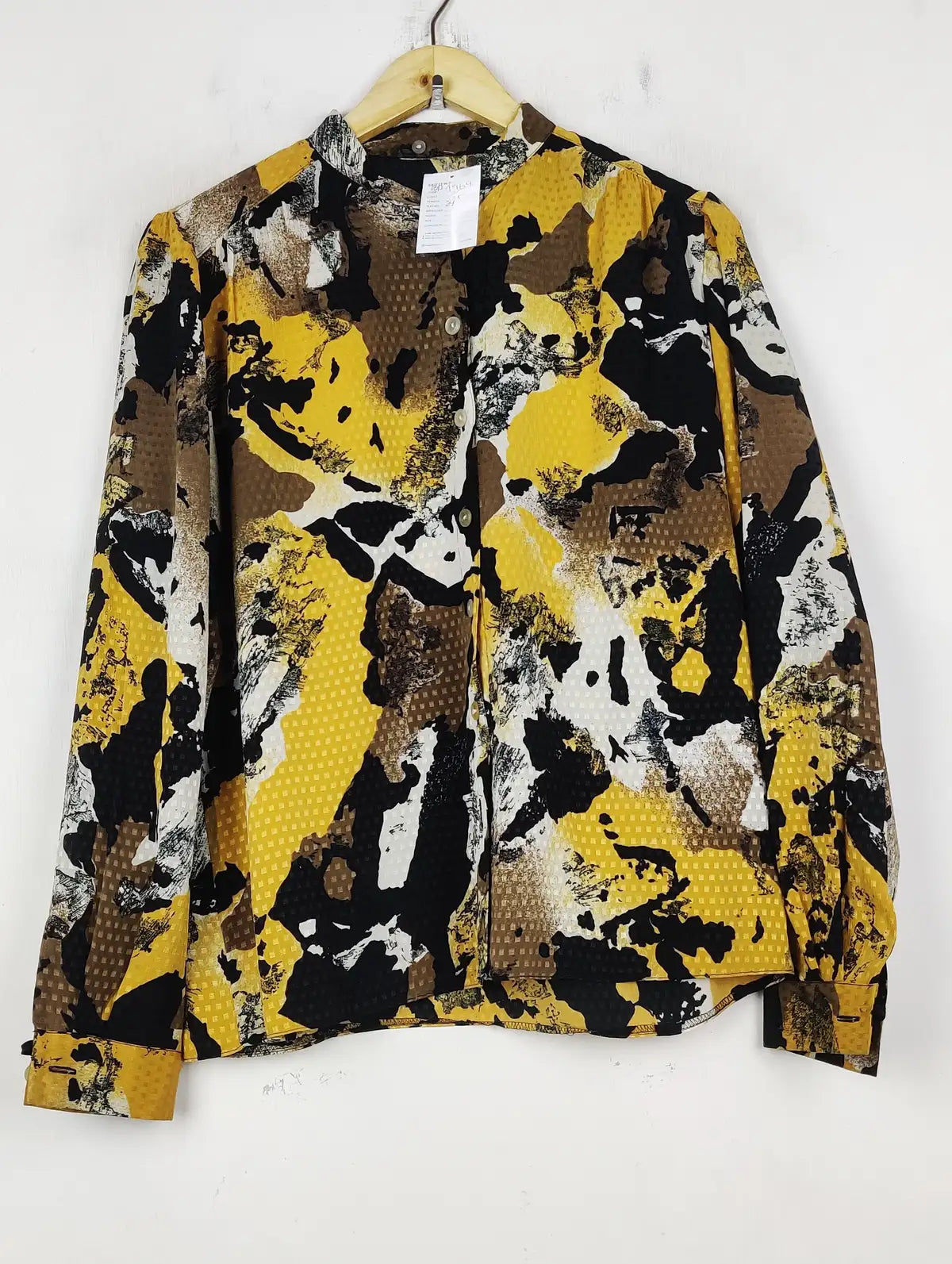 Buy online pre-used pre-loved 100% authentic & Original branded Unknown Brand (BDT-1969) available in Pakistan. Top international brands avilable.