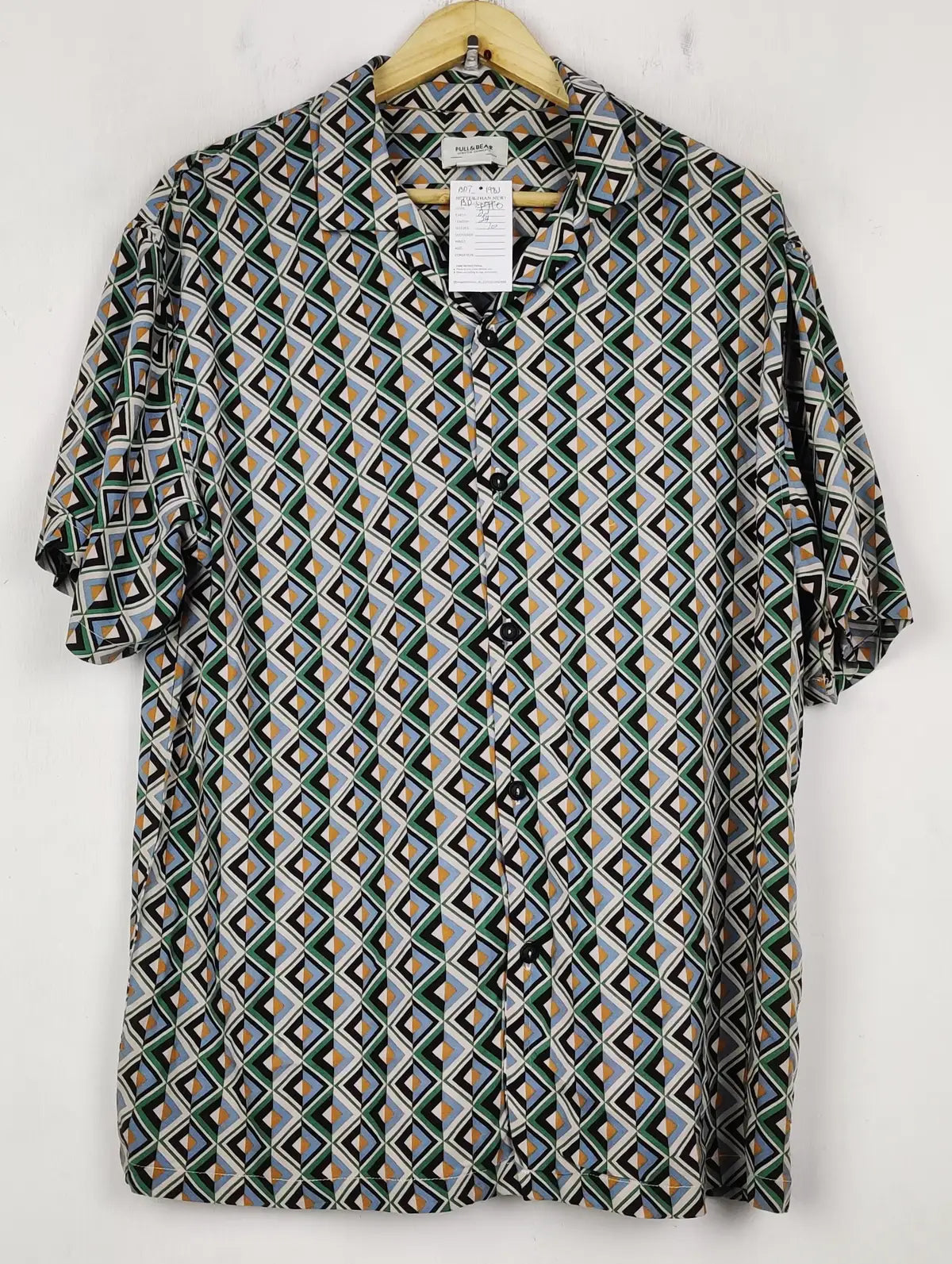 Buy online pre-used pre-loved 100% authentic & Original branded Pull&Bear (BDT-1983) available in Pakistan. Top international brands avilable.