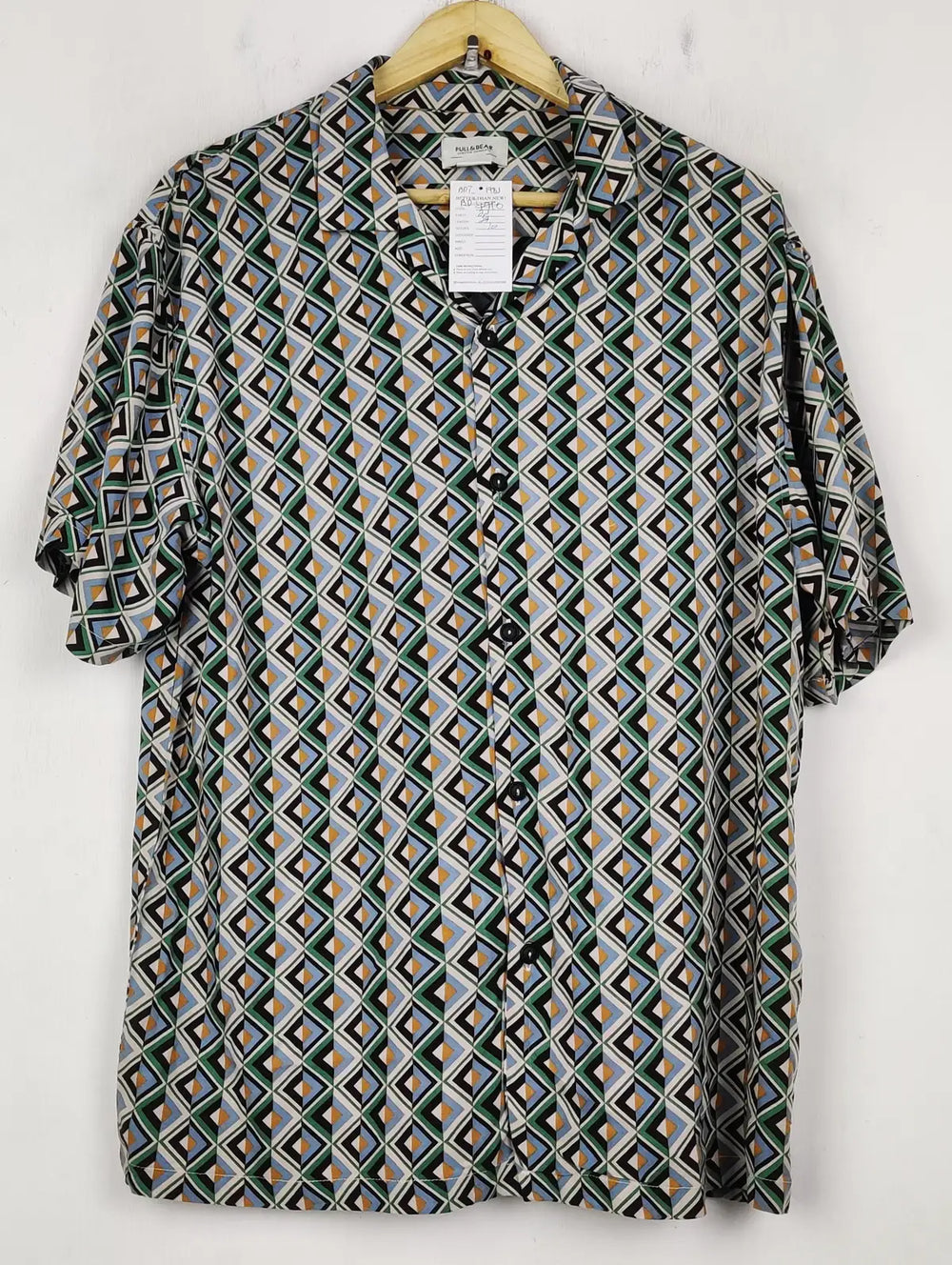 Buy online pre-used pre-loved 100% authentic & Original branded Pull&Bear (BDT-1983) available in Pakistan. Top international brands avilable.