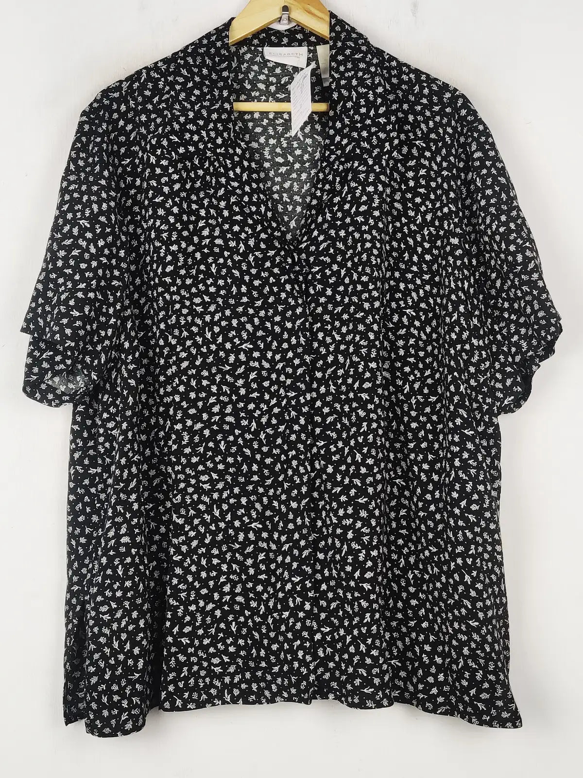 Buy online pre-used pre-loved 100% authentic & Original branded Liz Claiborne (BDT-2085) available in Pakistan. Top international brands avilable.