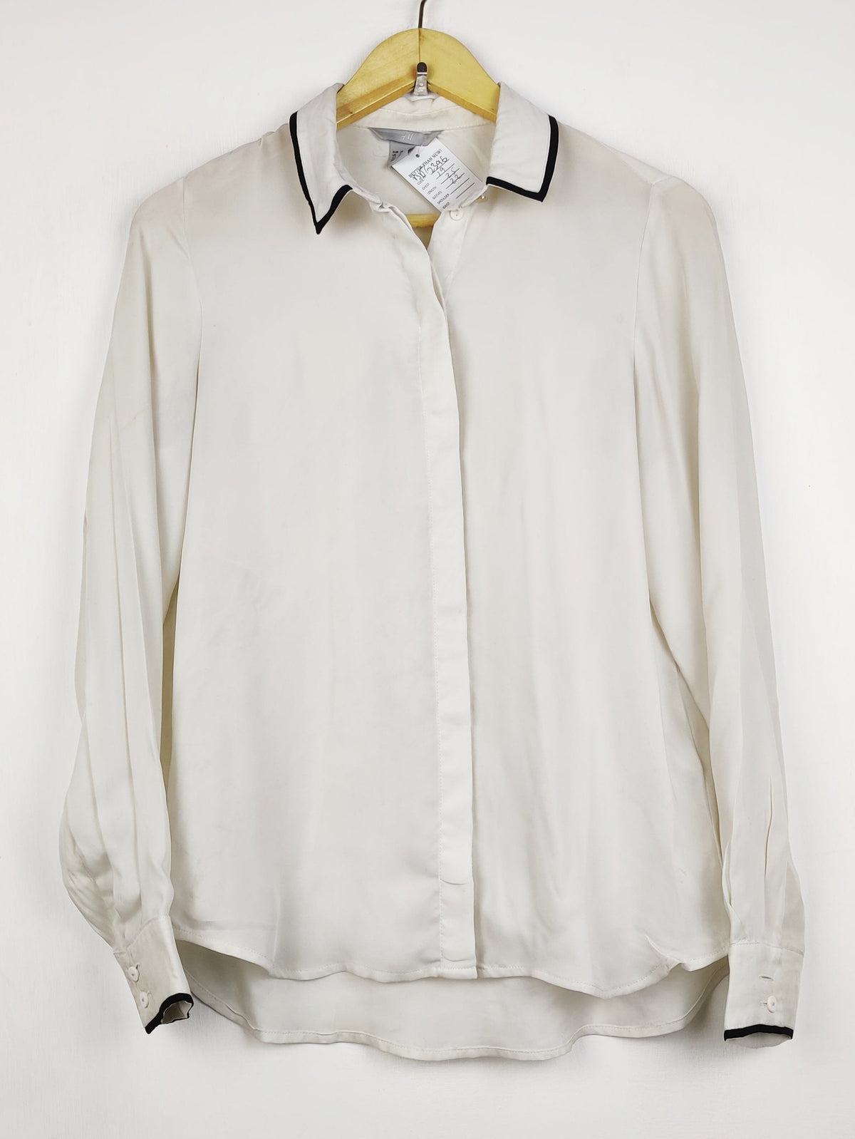 Buy online pre-used pre-loved 100% authentic & Original branded H&M (BDT-2396) available in Pakistan. Top international brands avilable.