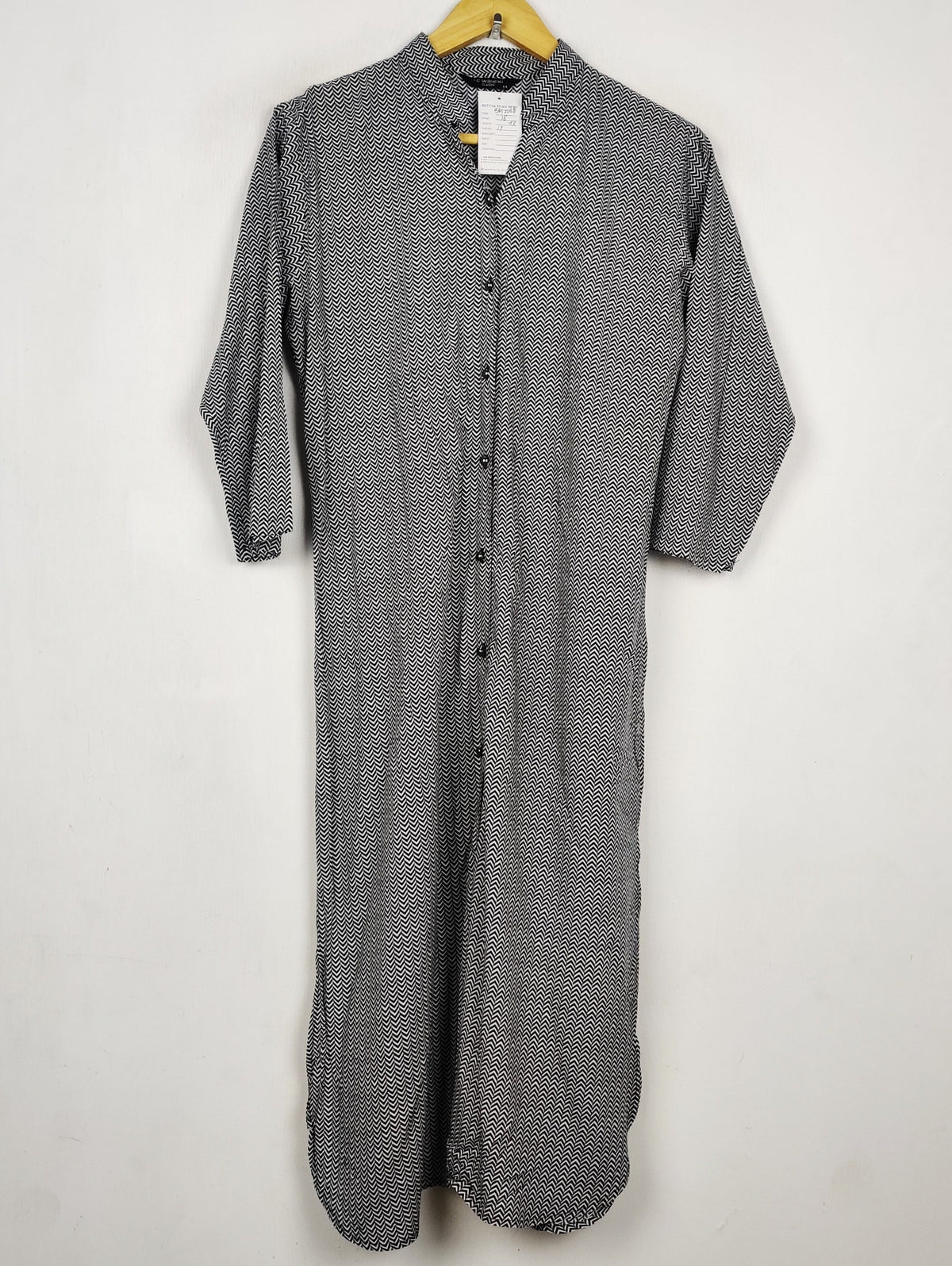 Buy online pre-used pre-loved 100% authentic & Original branded Lc Waikiki (BDT-2568) available in Pakistan. Top international brands avilable.