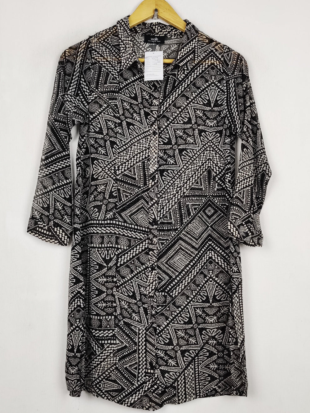 Buy online pre-used pre-loved 100% authentic & Original branded Wallis (BDT-2572) available in Pakistan. Top international brands avilable.