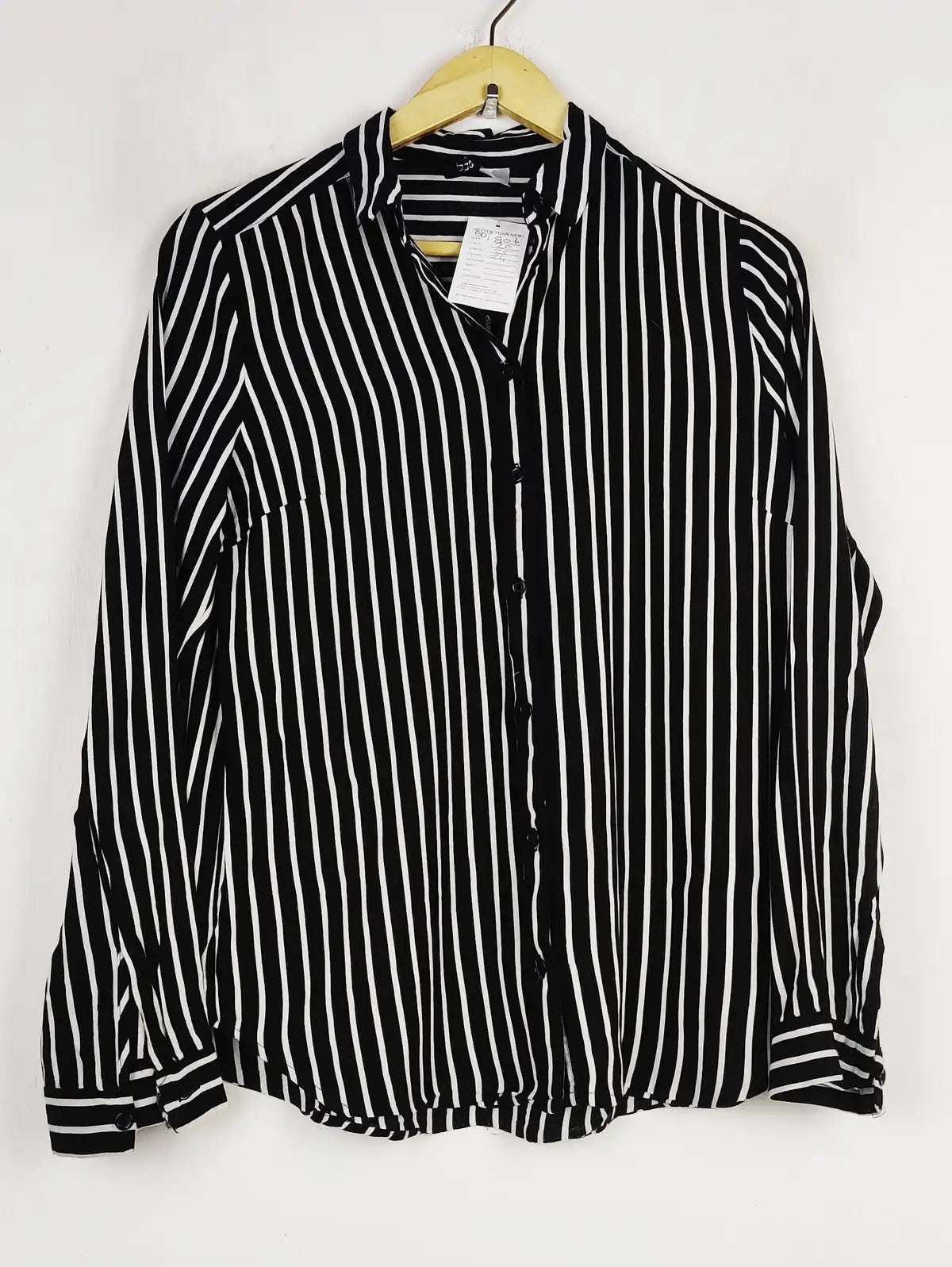 Buy online pre-used pre-loved 100% authentic & Original branded H&M (BDT-806) available in Pakistan. Top international brands avilable.
