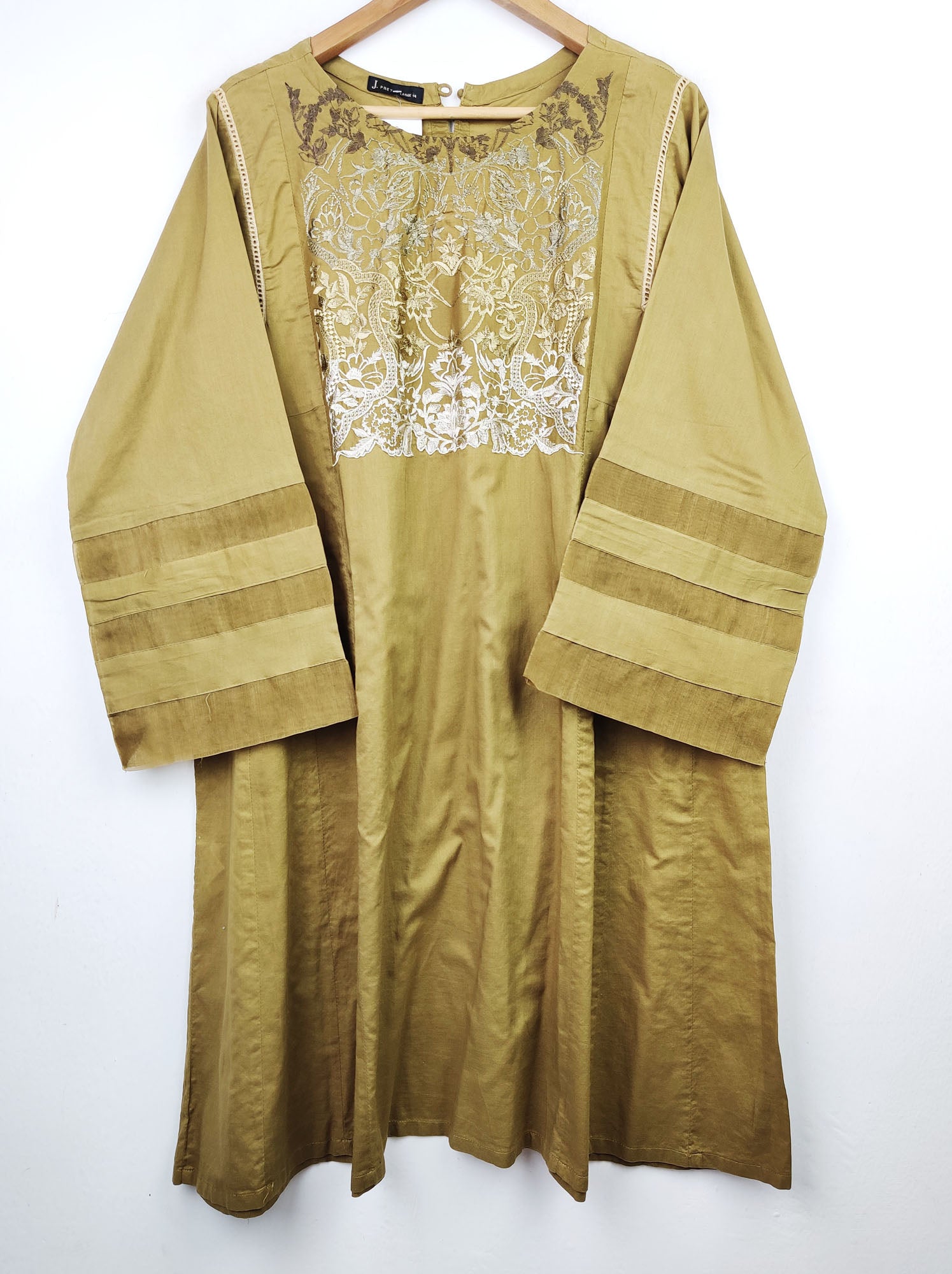 Buy online pre-used pre-loved 100% authentic & Original branded J. (BK-1183) available in Pakistan. Top international brands avilable.