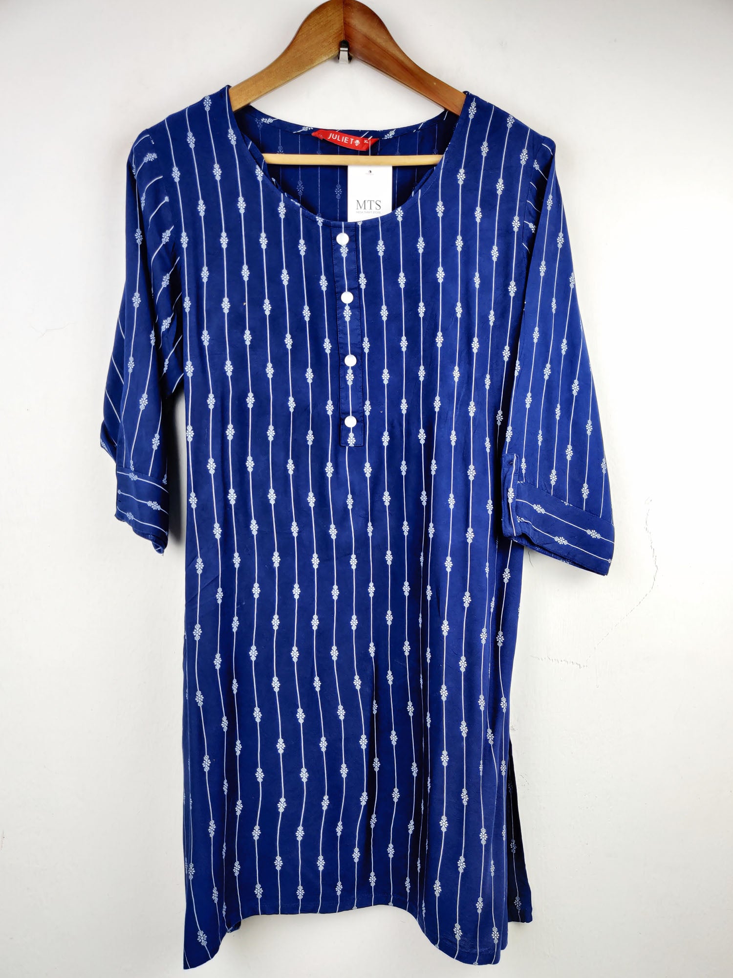 Buy online pre-used pre-loved 100% authentic & Original branded Juliet (BK-1217) available in Pakistan. Top international brands avilable.