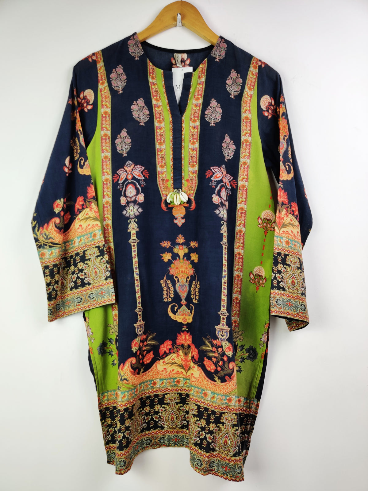 Buy online pre-used pre-loved 100% authentic & Original branded Ethnic (BK-1260) available in Pakistan. Top international brands avilable.