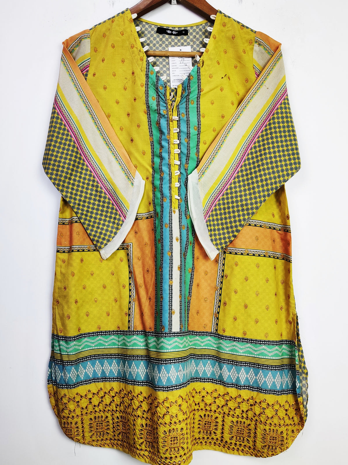 Buy online pre-used pre-loved 100% authentic & Original branded Khaadi (BK-1402) available in Pakistan. Top international brands avilable.