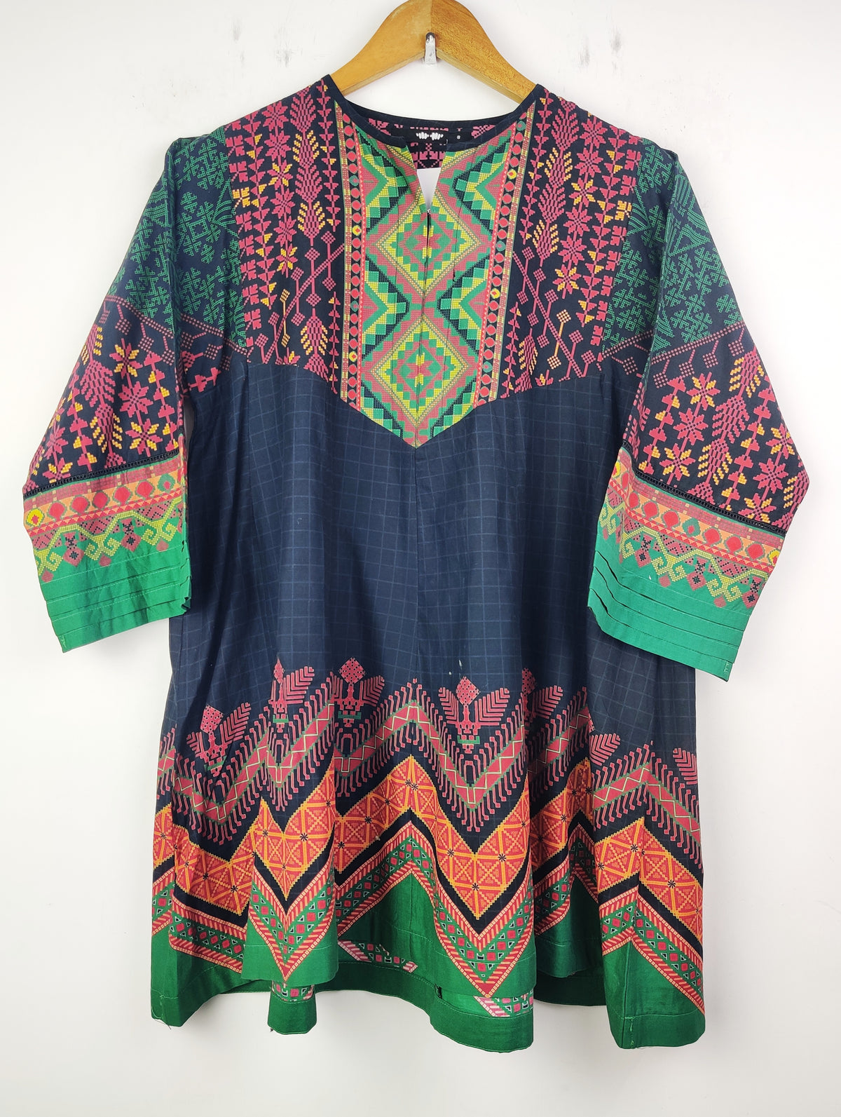 Buy online pre-used pre-loved 100% authentic & Original branded Khaadi (BK-1488) available in Pakistan. Top international brands avilable.