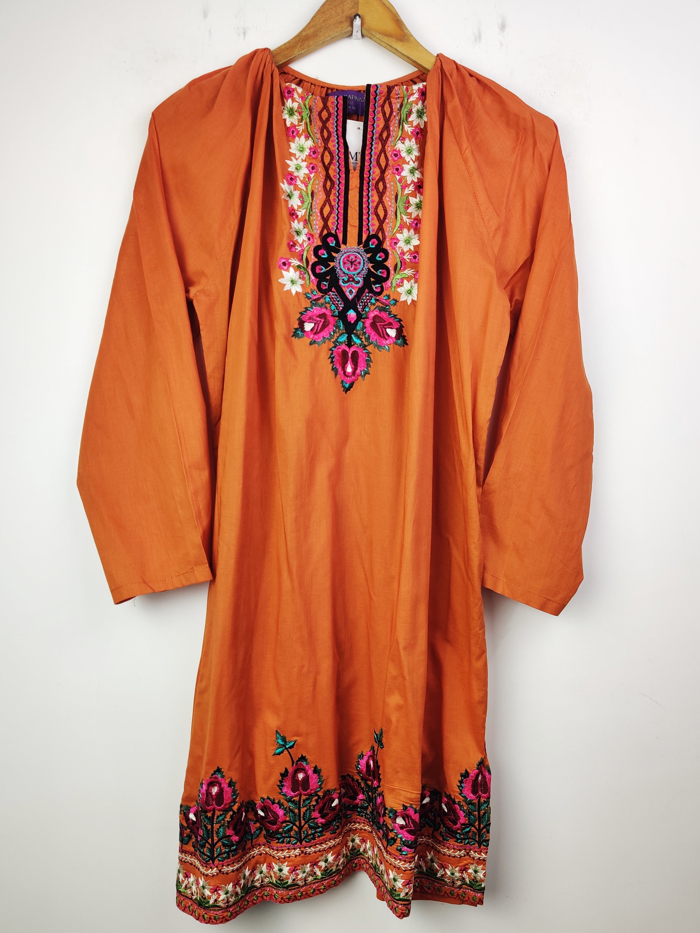 Buy online pre-used pre-loved 100% authentic & Original branded Sana Safinaz (BK-1526) available in Pakistan. Top international brands avilable.